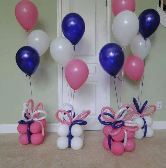 Mini balloons gift box and bows with helium latex balloons centerpieces for birthday.