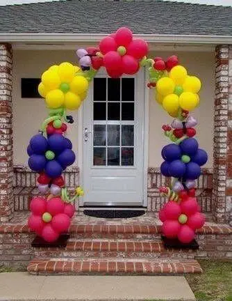 A beautiful arch made of flower-shaped balloons, perfect for adding a touch of femininity and beauty to a girl's birthday party.