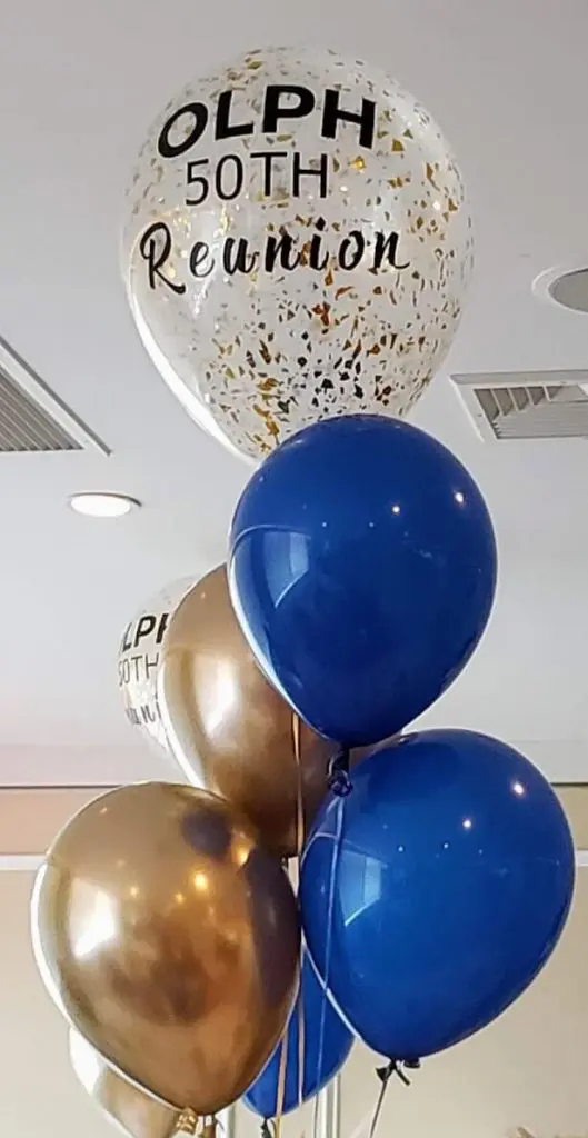 A sapphire blue balloon filled with customized confetti, ideal for a school reunion or 50th birthday celebration. The confetti is a mix of colors and designs, adding a festive and personalized touch to the decoration.