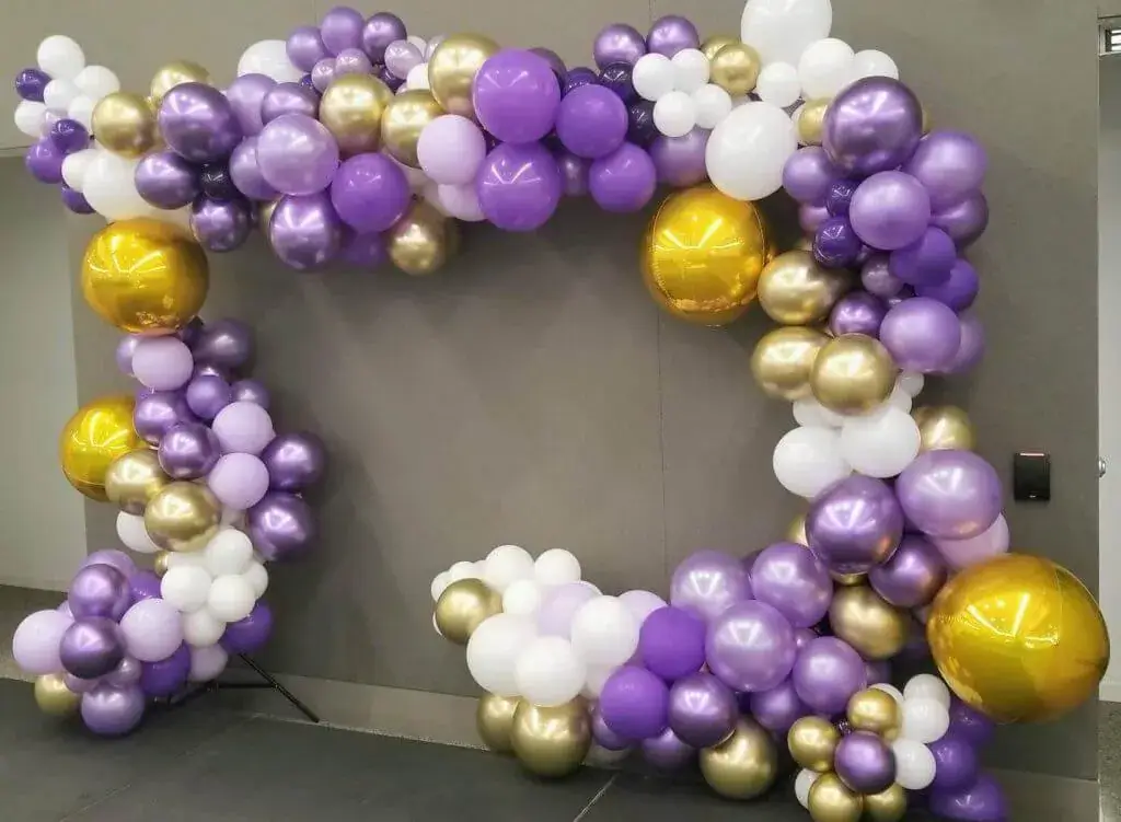 A beautiful lavender balloon garland arch with a large gold latex balloon, perfect for adding a touch of elegance to any event in NYC.