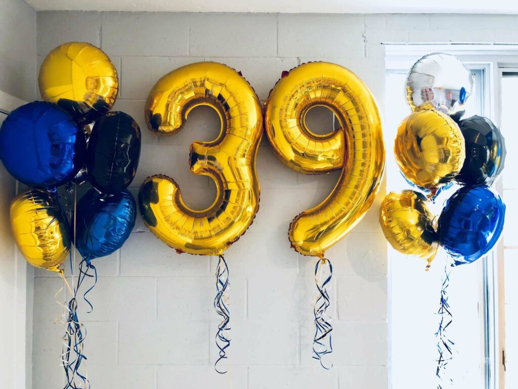 golden number 3 and 9 leading to a royal blue and gold balloon bouquet.