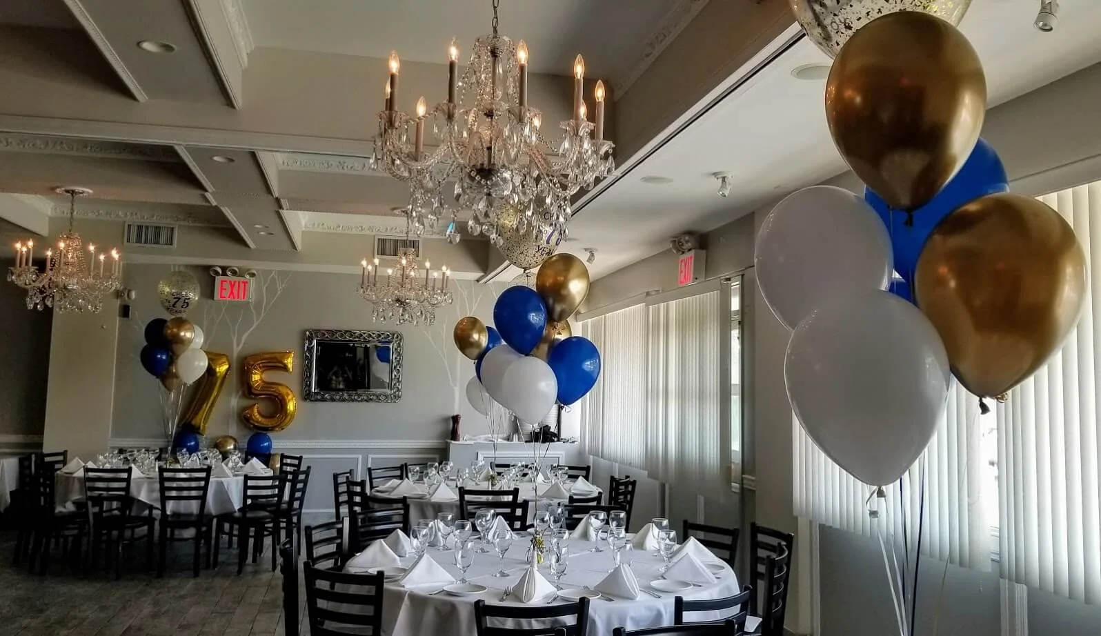From birthdays to corporate events, Balloons Lane adds an extra touch of elegance and fun to your decor with versatile balloon centerpieces in gold, white and blue.