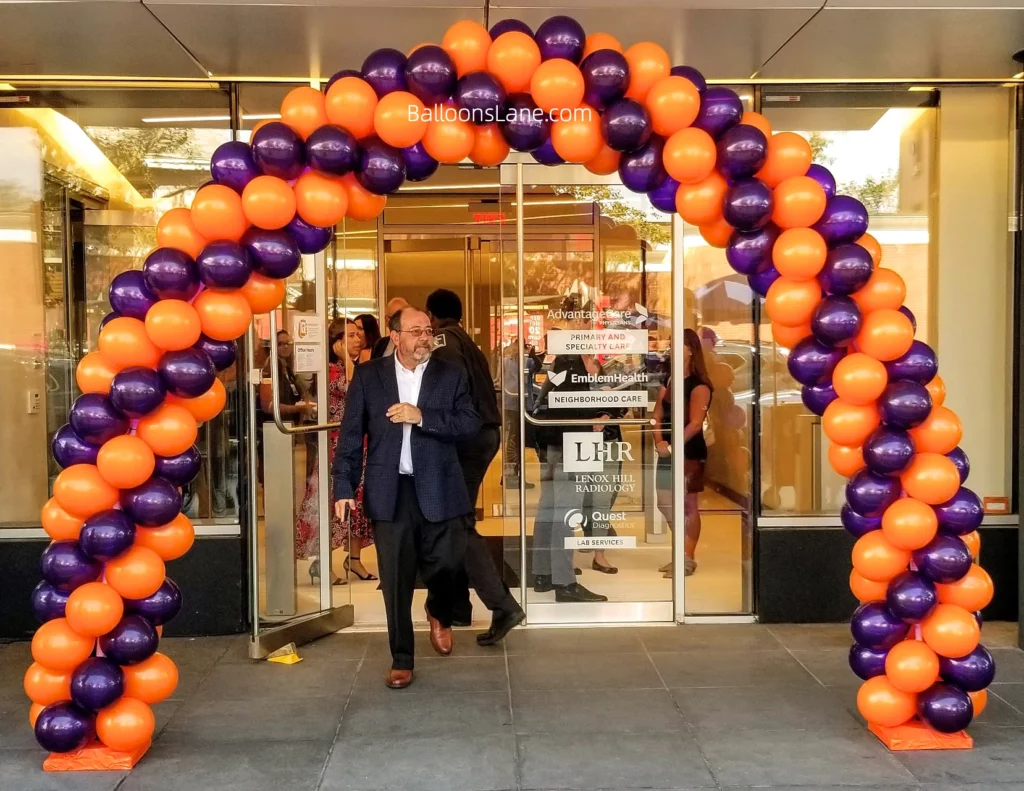 Arch made of orange and blue balloons at the entrance of the school to welcome students.