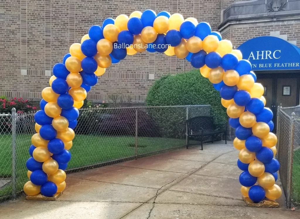 Arch made of blue and yellow latex balloons, ideal for welcoming back students or celebrating Parents' Day at school.