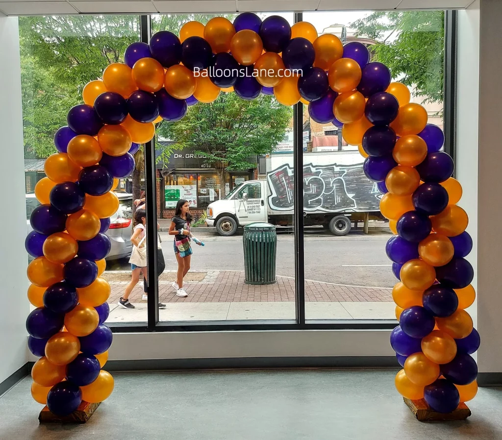 Arch made of orange and blue balloons at the entrance of the school to welcome students.