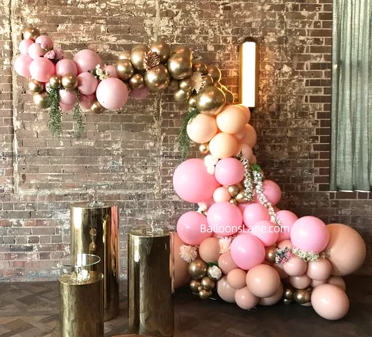 Pearl peach and pin latex gold balloons in various sizes arranged as a garland to celebrate birthdays and indoor events in NYC.