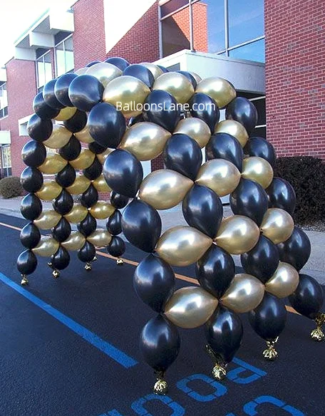 Striking black and gold balloon arch, perfect for welcome parties, graduations, family events, and various celebrations.