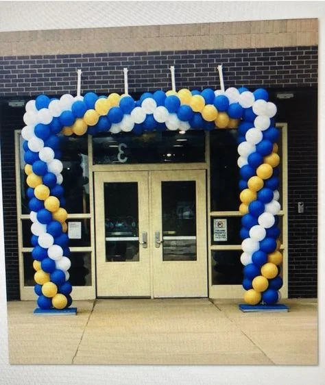 Arch made of white, blue, and yellow latex balloons, perfect for welcoming back students or celebrating Parents' Day at school.