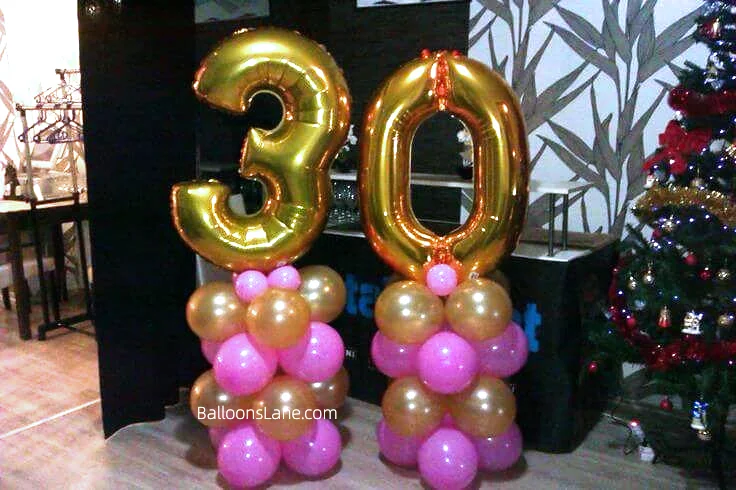 Thirty Number balloon in gold color, hot pink, and gold balloons bouquet to celebrate 30th birthday in Staten Island